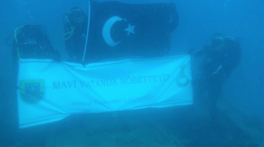 Jandarmadan su altında ‘Mavi vatanda nöbetteyiz’ mesajı