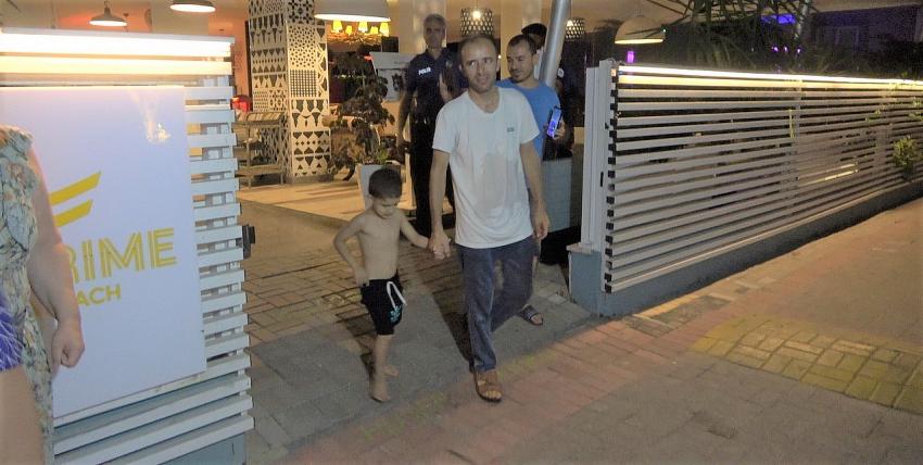 Karada ve denizde polisi alarma geçiren minik Mehmet otelde bulundu