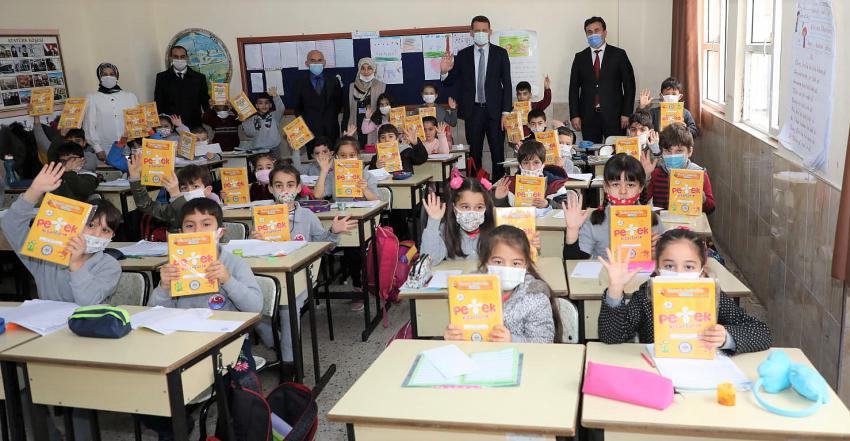 Kaymakamlık ve Hamdullah Emin Paşa Vakfı’ndan 1.Sınıf Öğrencilerine 90 000 Kitap  