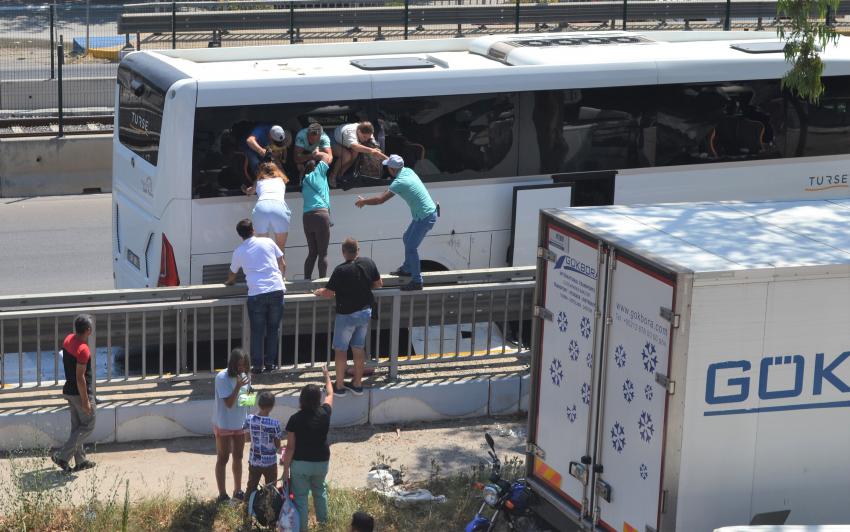 Kaza yapan otobüsün kapıları açılmayınca, turistler camları kırıp otobüsten atladı