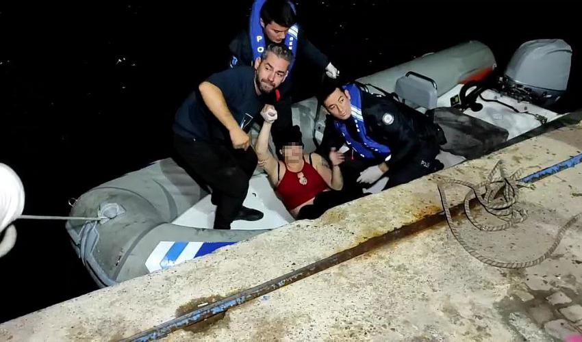 Kıyafetleriyle denize giren kadının çığlıklarına deniz polisi yetişti