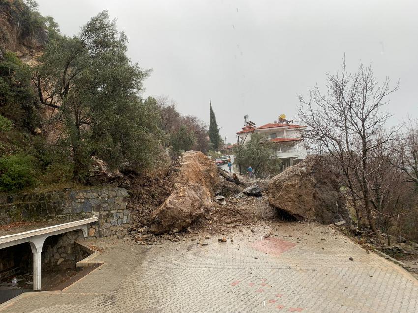 Alanya’da yağışlardan dolayı Korum Tepesi yıkıldı