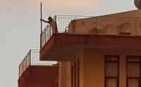 Alanya’da bir genç intihar için ikinci kez çatıya çıktı