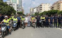 Alanya’da motosiklet sürücülerine reflektif yelek dağıtıldı
