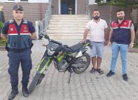 Çalınan motosiklet jandarma tarafından bulunup sahibine teslim edildi
