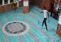  Camiye elinde kazma ve ayakkabıyla giren Rus turist sınır dışı edildi