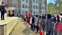 ‘kavga’ ihbarına giden polislere öğrencilerden İstiklal Marşı sürprizi