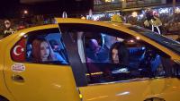  Uygulamaya takılan taksideki genç kız ile polisin ‘sabır’ sınavı