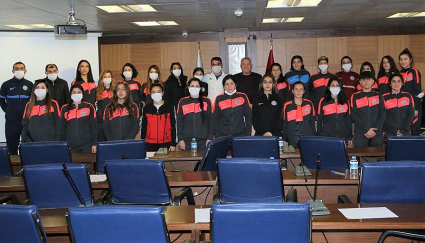 Şahin, Yüksekova Kadın Futbol Takımını Ağırladı