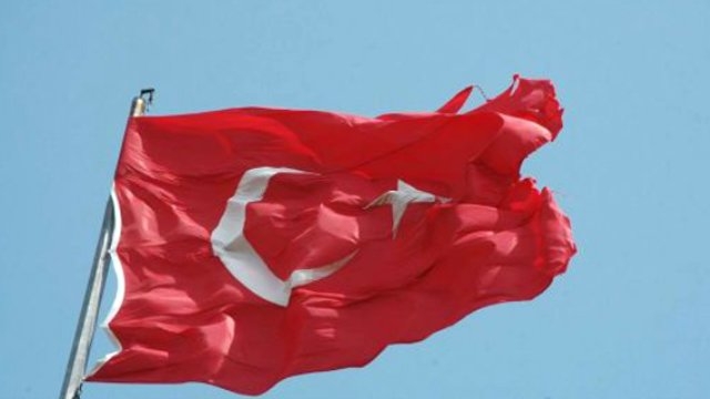 Sideʹde Yıpranmış Dev Türk Bayrağı Tepki Görüyor