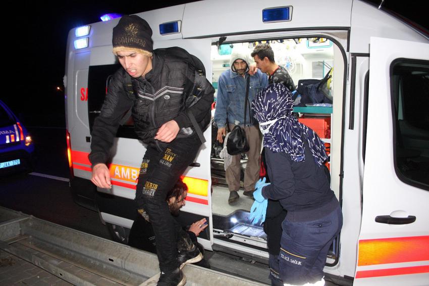 İnsan kaçakçılarının silah zoruyla denize attığı göçmenler Manavgat sahiline çıktı