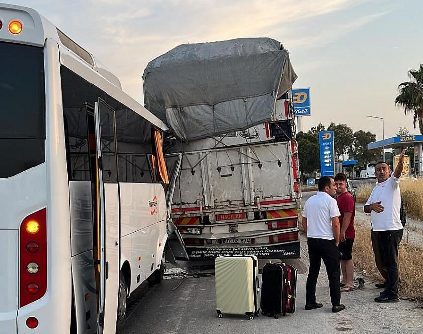 Tur midibüsü kamyona arkadan çarptı: 2’si Alman 3 turist yaralı