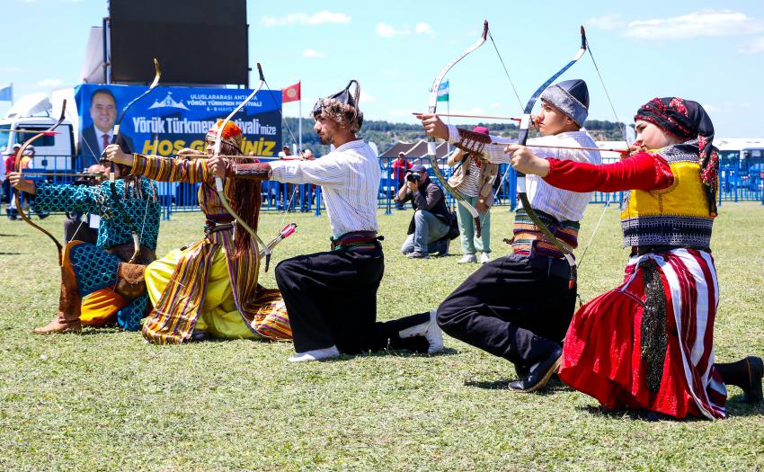 Yörük Türkmen festivalinde savaş oyunları nefes kesti